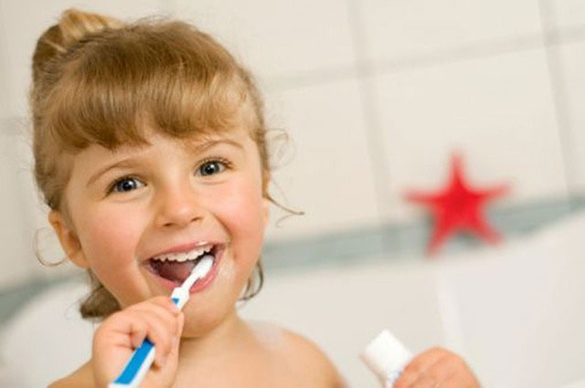 dziewczynka myjąca zęby