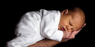 Rozwój niemowlaka w pierwszych sześciu miesiącach życia - sprawdź jak prawidłowo przebiega ten etap