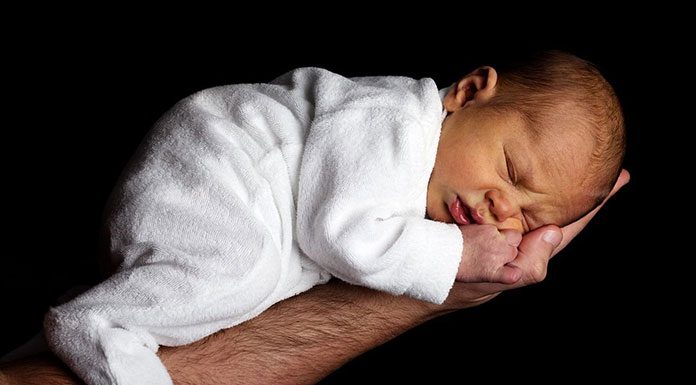 Rozwój niemowlaka w pierwszych sześciu miesiącach życia - sprawdź jak prawidłowo przebiega ten etap