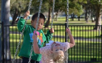 Kto wymyślił huśtawki?