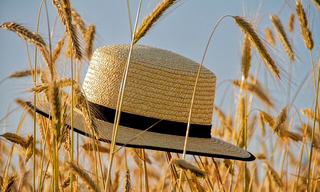 Jak nosić słomiany kapelusz? Jak nosić słomiany kapelusz?