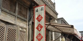 Czy do sklepu można wejść w rolkach?