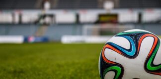 W jaki sposób rozpoczyna się mecz w unihokeja? W jaki sposób rozpoczyna się mecz w unihokeja?