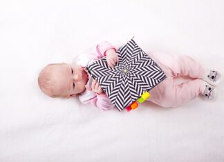 Jak nauczyć pływać niemowlaka?