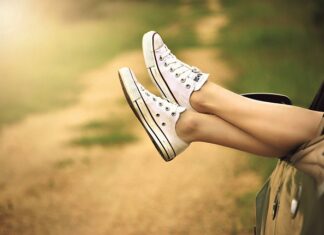 Kiedy dziecko powinno zacząć chodzić w butach?