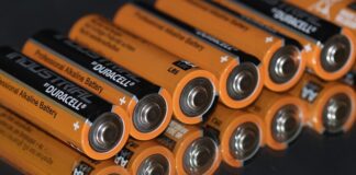 Jak ładować deskorolkę elektryczna?