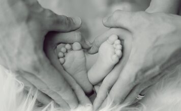 Dlaczego niemowlę się pręży i wygina?