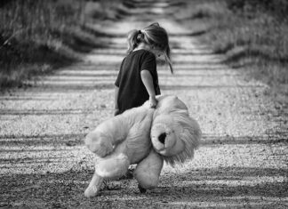 Dlaczego dziecko się pręży i wygina?