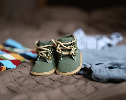 Czy dziecko powinno uczyć się chodzić w butach?