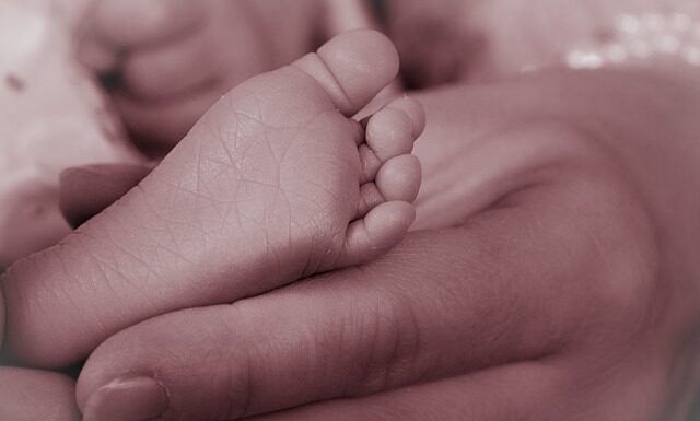 Kiedy dziecko zaczyna bawić się nóżkami? Kiedy dziecko zaczyna bawić się nóżkami?