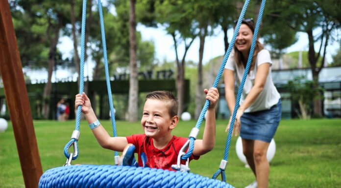 Domowy plac zabaw – postaw na hamaki i huśtawki ogrodowe Domowy plac zabaw